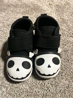 ikiki Skull & Crossbones Pirate Squeaky Toddler Shoes for Boys and Girls 7c Euc